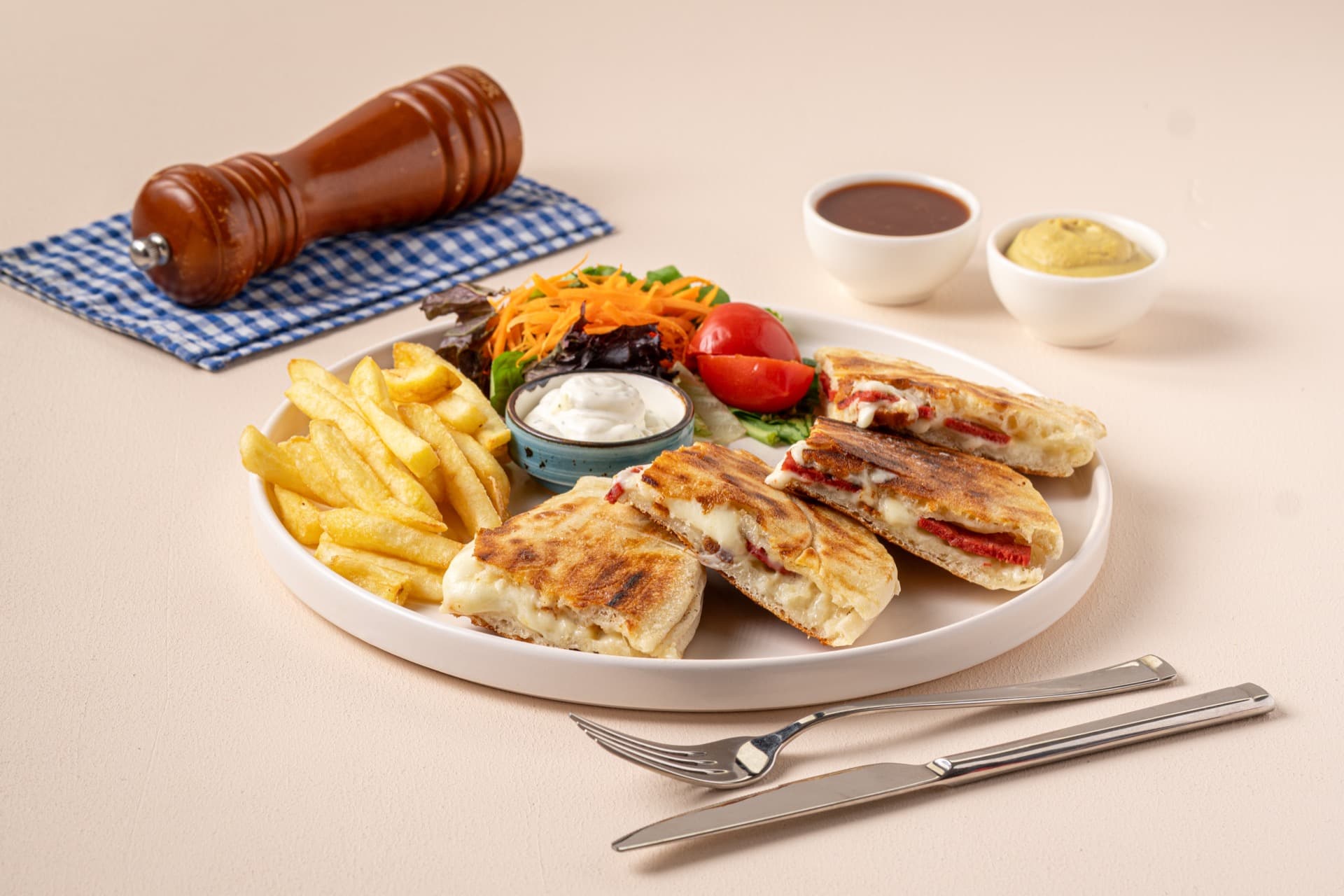 Beyaz Peynirli Domatesli Tost